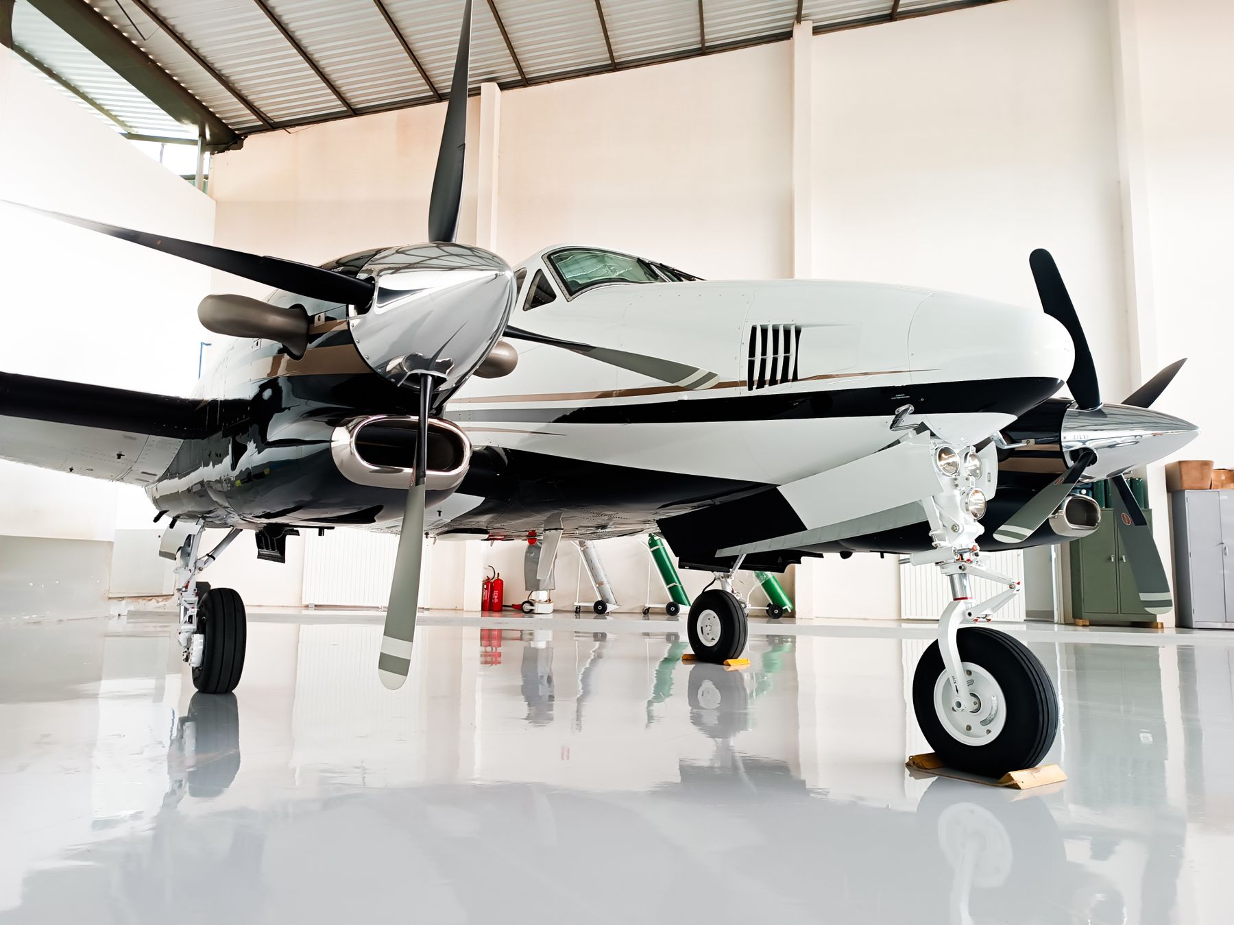 Mirror-finish hangar floor